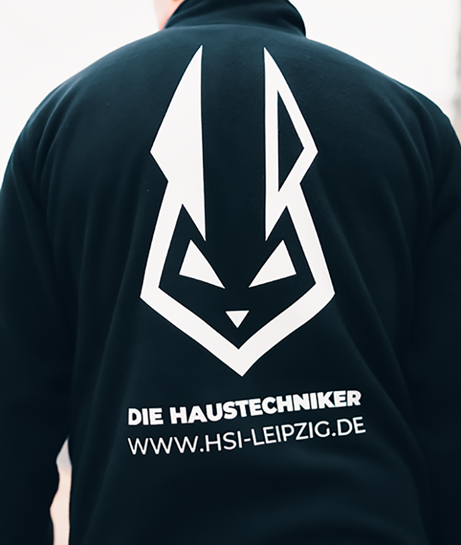 Mitarbeiter mit dem HSI Logo auf dem Rücken